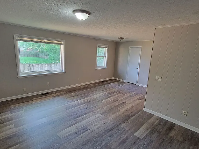 319 N Franklin Ave — Photo 3