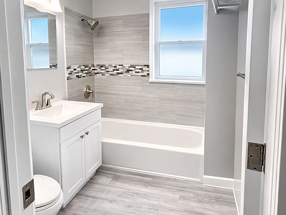 4th image of 843 E Marquette Rd APT 2