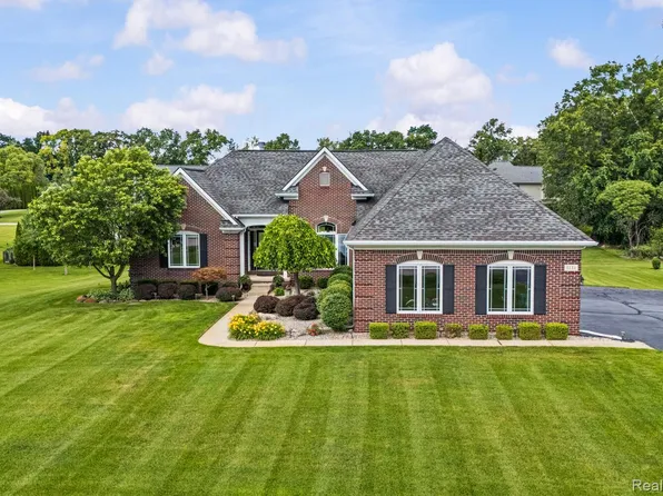 1131 Thorn Ridge Dr, Howell, MI 48843
