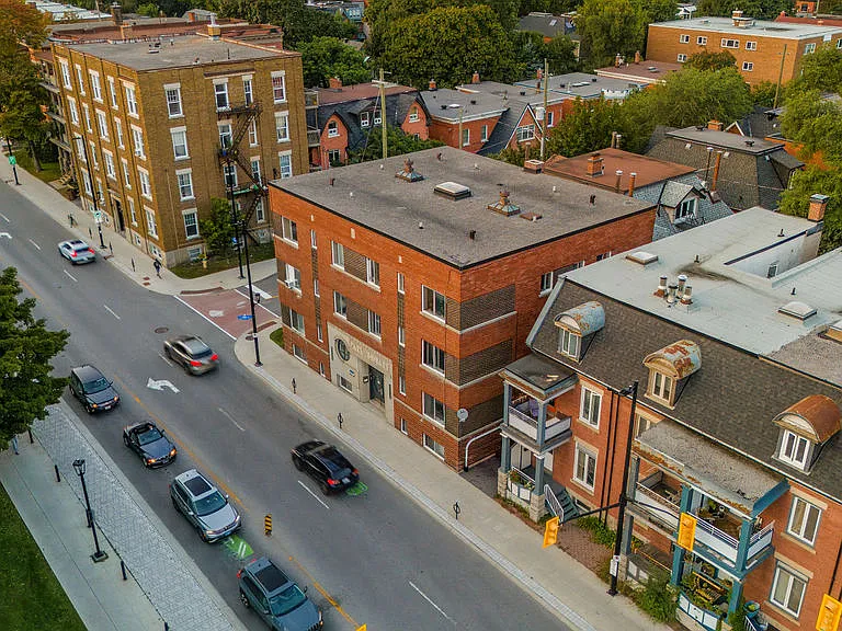 425 Elgin St — Photo 7
