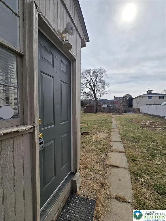 Building Photo - 16 E Main St #1R