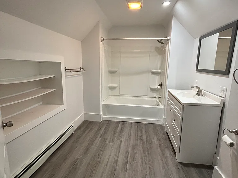 2nd floor full bathroom