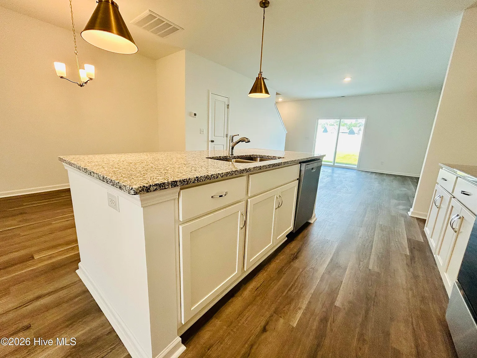 3 bed, 2.5 bath, 1826 sqft, $2,325 — Photo 2