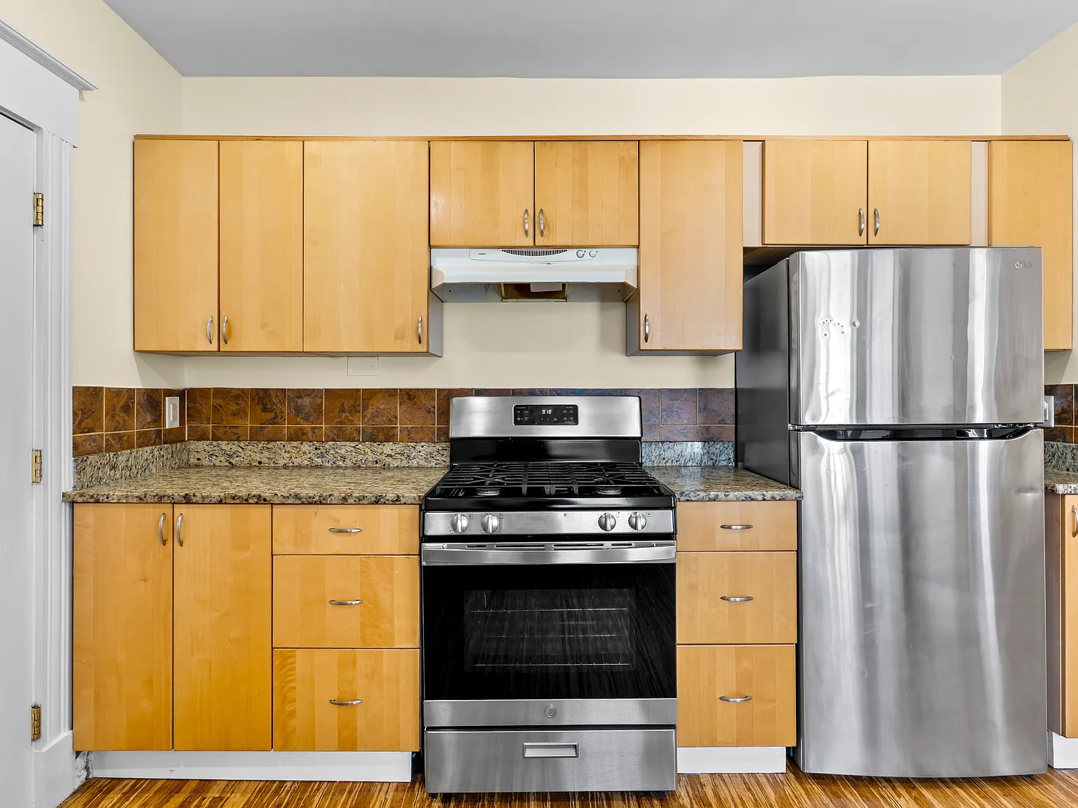 4 bed, 1100 sqft, $3,300 — Photo 4