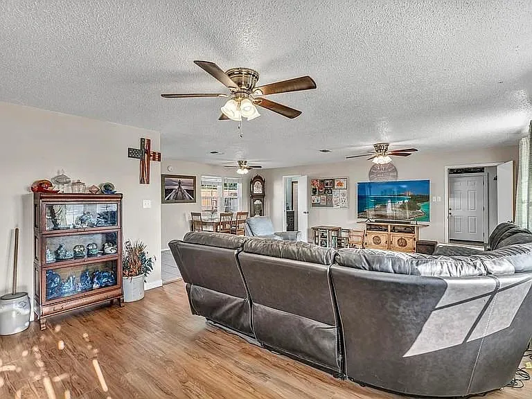 608 Oak Ln — Photo 5