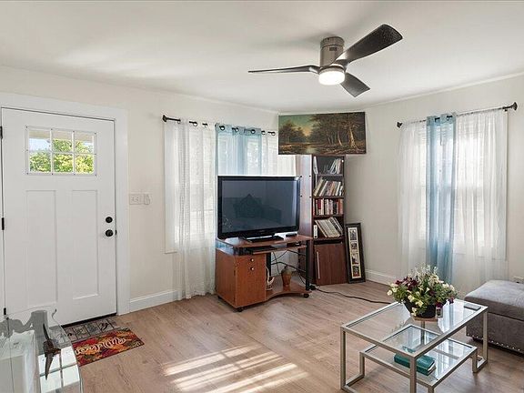 4th image of 2322 Parkway Dr
