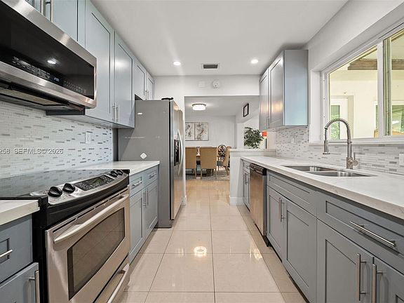 3rd image of 541 SW 38th Ave
