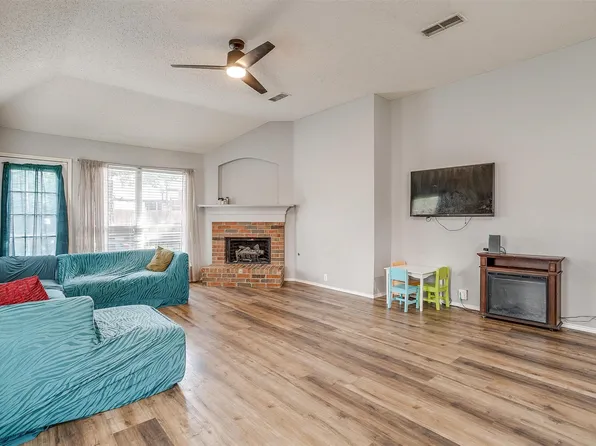 523 Deerwood Dr, Burleson, TX 76028