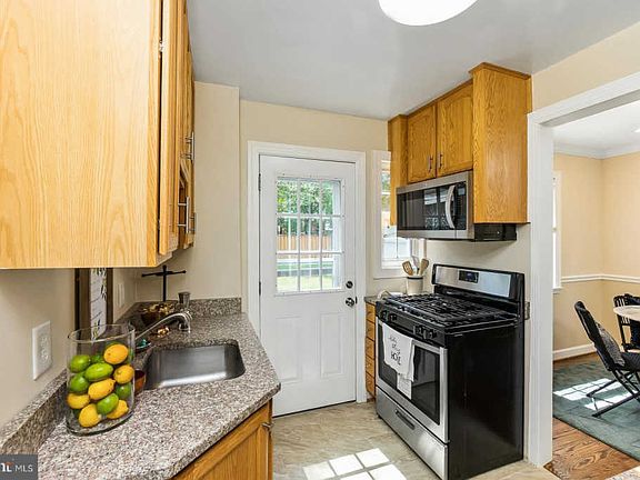 4th image of 2107 Arlington Ter