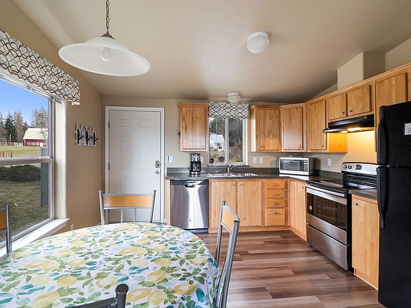 3rd image of 2034 Pinecrest Ave