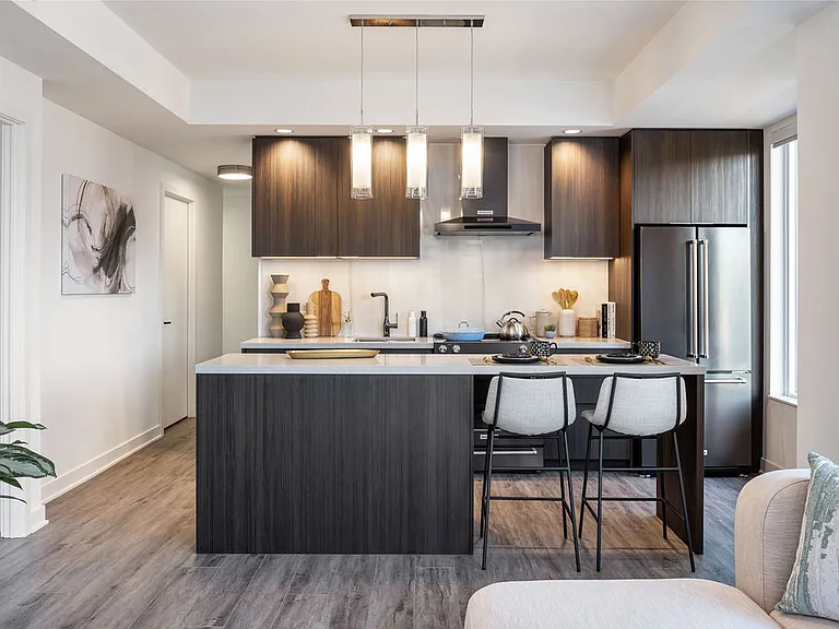 425 Wellington St W — Photo 9