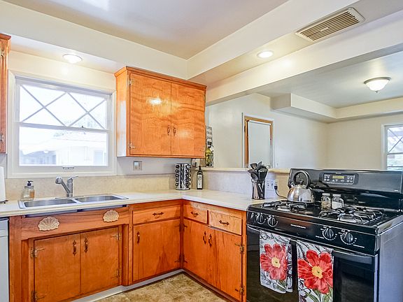 Love that bright kitchen