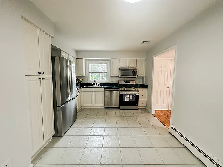 217 Rockland Ave — Photo 10