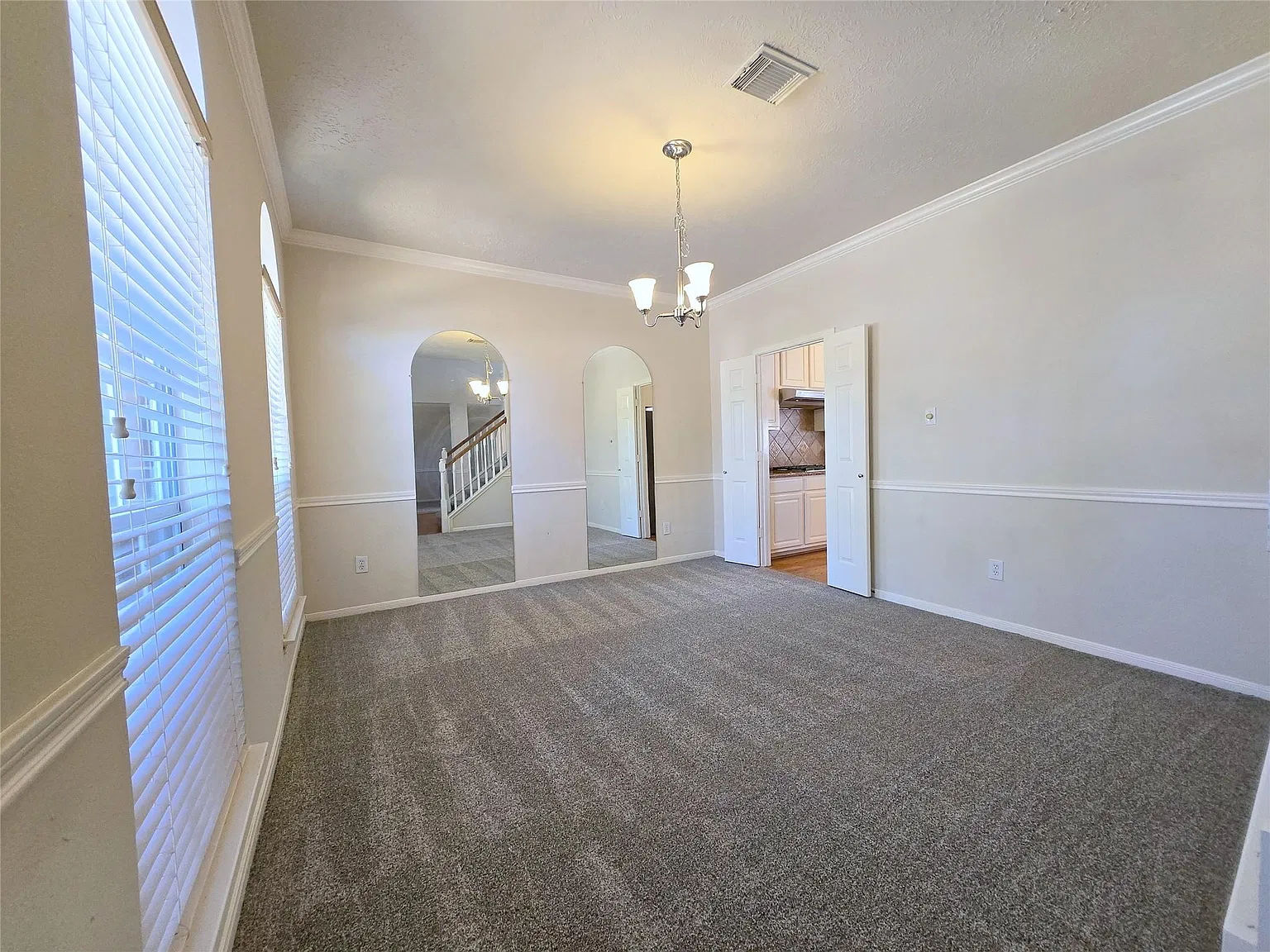 5 bed, 3.5 bath, 3407 sqft, $2,850 — Photo 3
