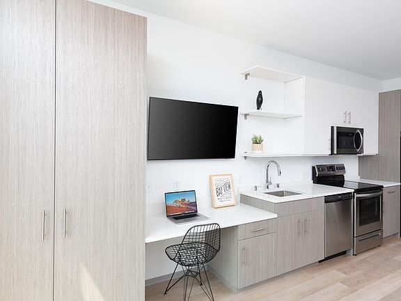 4th image of 2557 S Kinnickinnic Ave #303