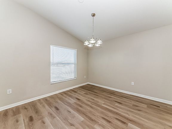 5th image of 926 Summer Breeze Dr
