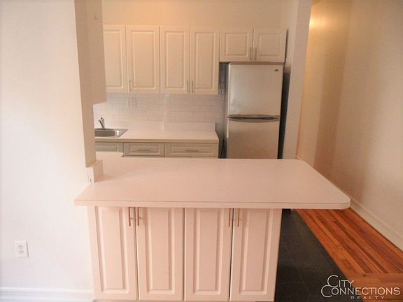 4th image of 201 W 84th St APT 14