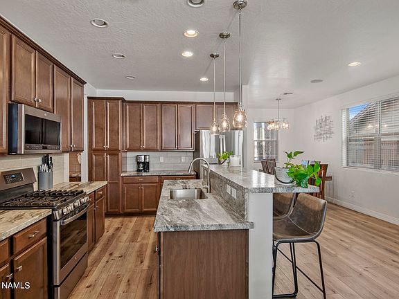 5th image of 2538 W Josselyn Dr