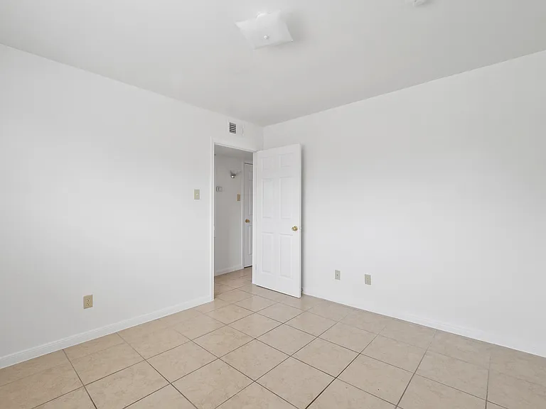 La Paloma Village Apartments — Photo 8