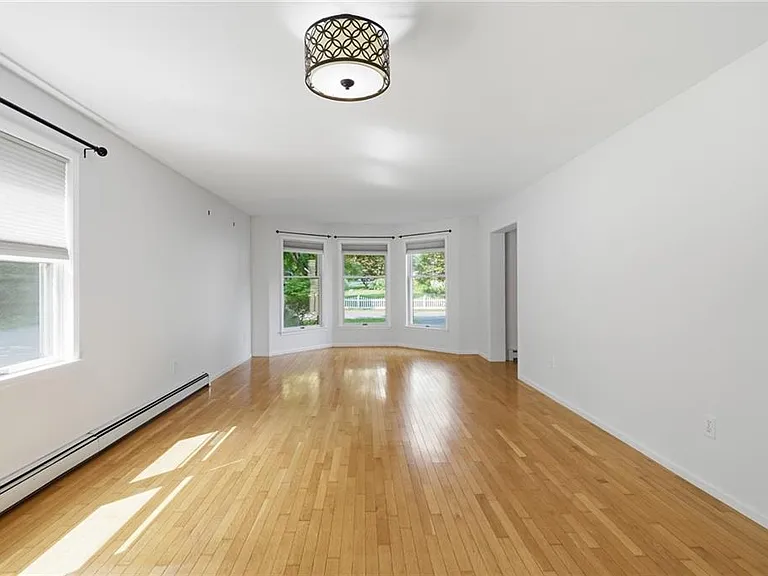 2 Lafayette Dr — Photo 4