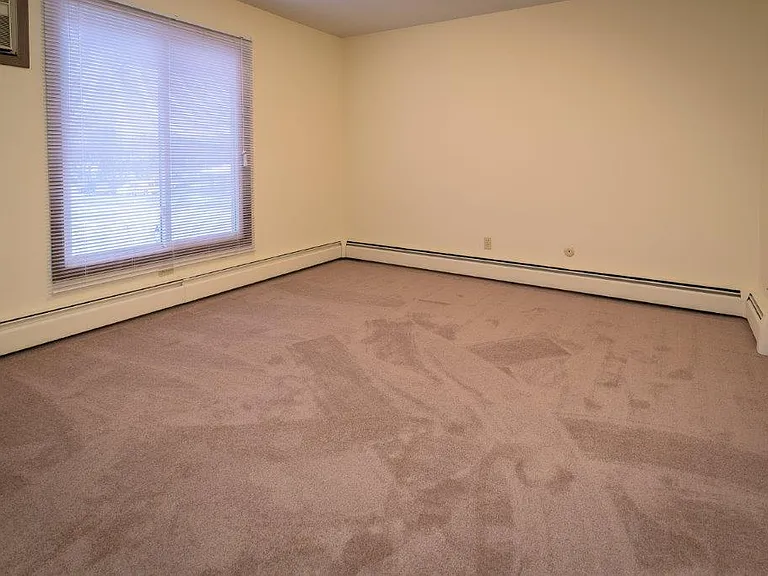 Silver Oaks Court Apartments — Photo 15