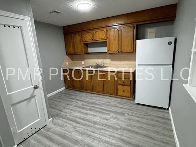 1804 NW Kingsbury Ave — Photo 3