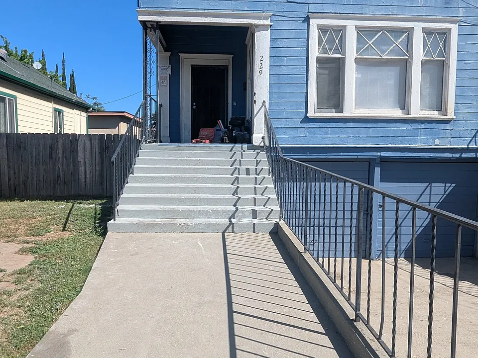 229 W Flora St
