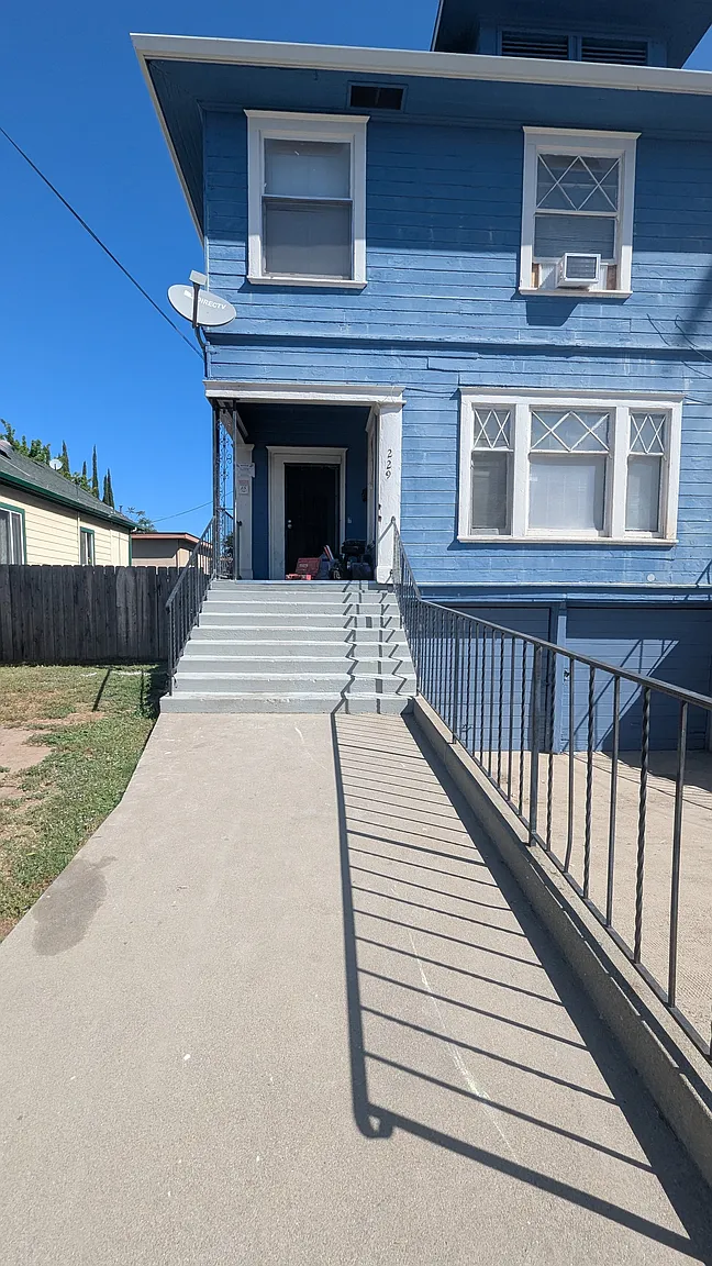 229 W Flora St photo 1