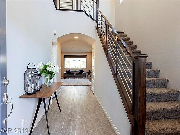 Entry way w high ceilings