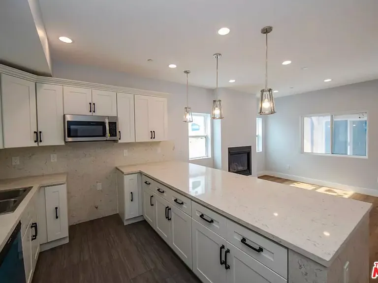 2210 S Harcourt Ave — Photo 10