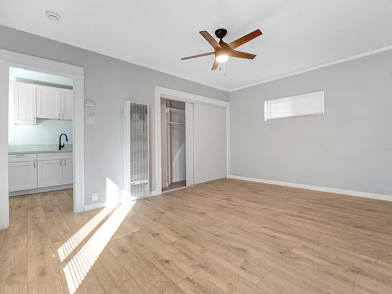 8013 S Hoover St #8015 — Photo 3