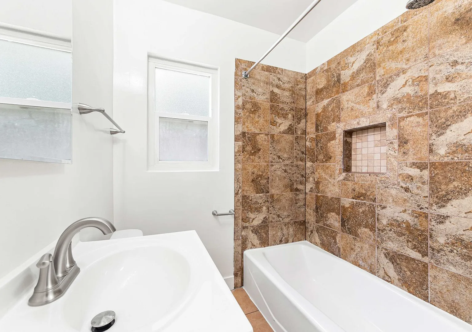 4040 Palmwood — Photo 3
