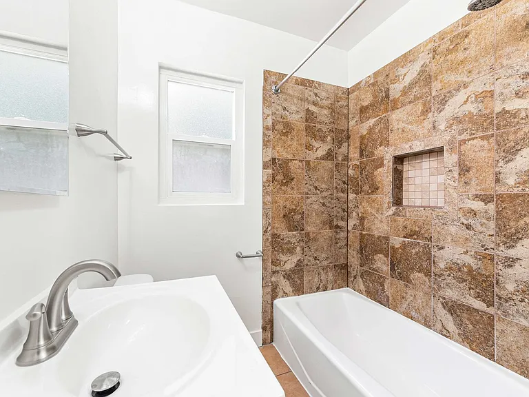 4040 Palmwood — Photo 3