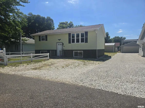 1149 Perry St, East Peoria, IL 61611