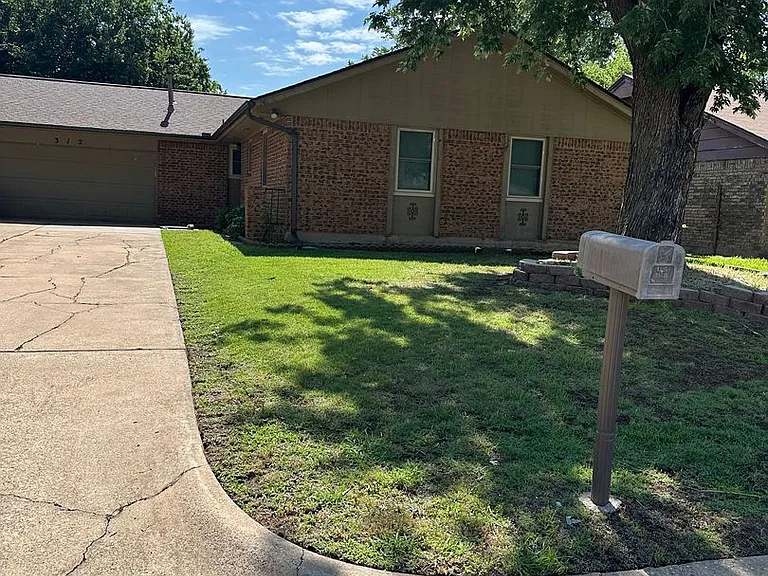 312 S Avery Dr — Photo 2