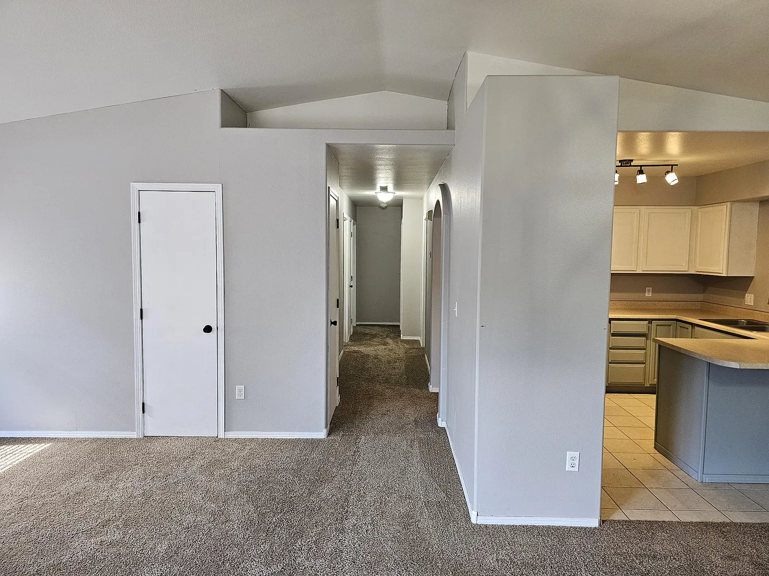 3 bed, 1170 sqft, $2,100 — Photo 4
