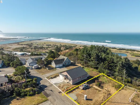 Driftwood Dr, Gold Beach, OR 97444