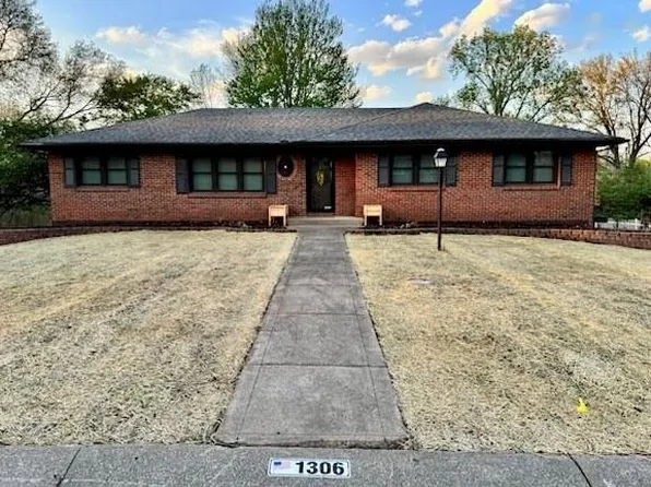 1306 NE 77th St, Gladstone, MO 64118