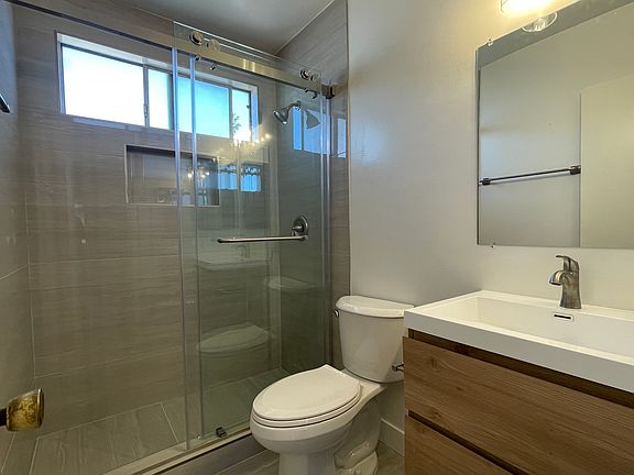 2nd image of 2412 W Grand Ave #Ee
