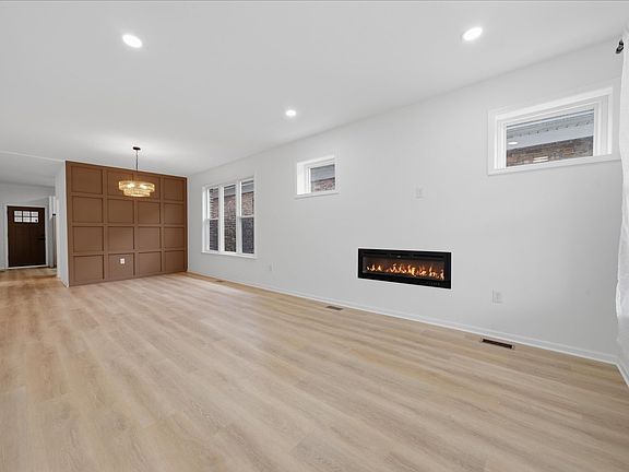 3rd image of 6029 S Artesian Ave