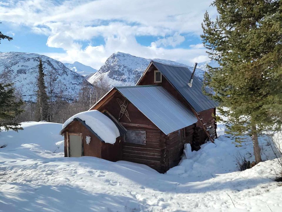 洋書 Mountain Houses Mountain Home Built by Combining and Connecting Two