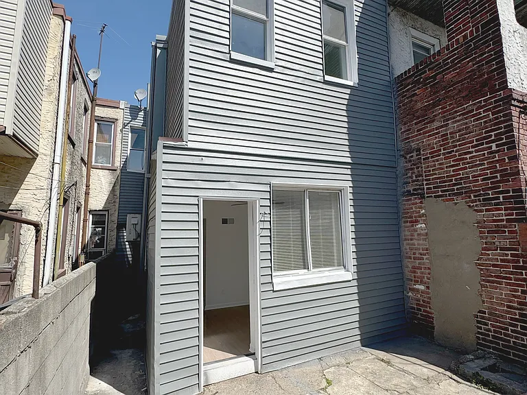 1918 Moore St — Photo 12
