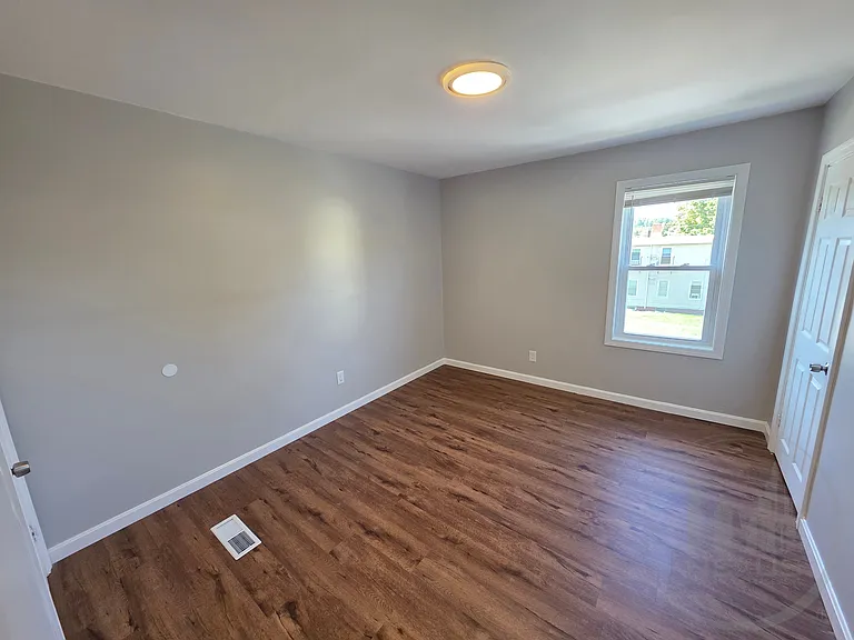  16 Larchmont Ave Townhouse 2b/1b Renovated Newfloors Catok Freshpaint — Photo 7