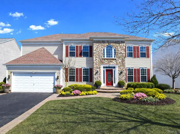 8 Avolet Court, Mount Sinai, NY 11766