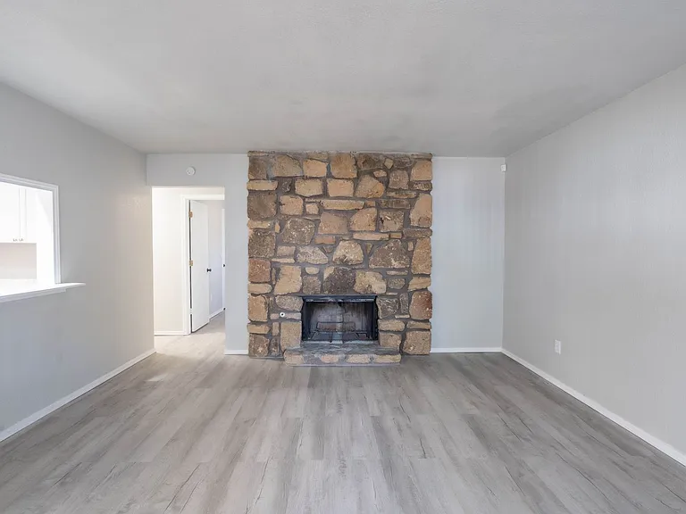 1355 E 60th St Duplex — Photo 5