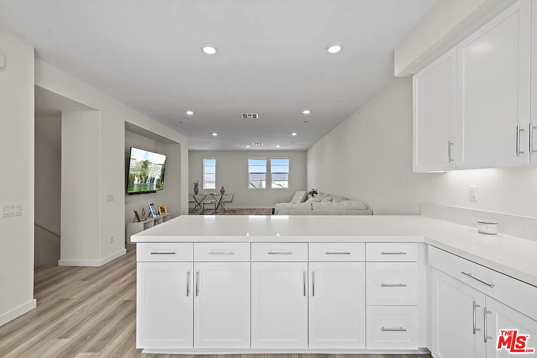 3 bed, 3.5 bath, 1950 sqft, $4,300 — Photo 3