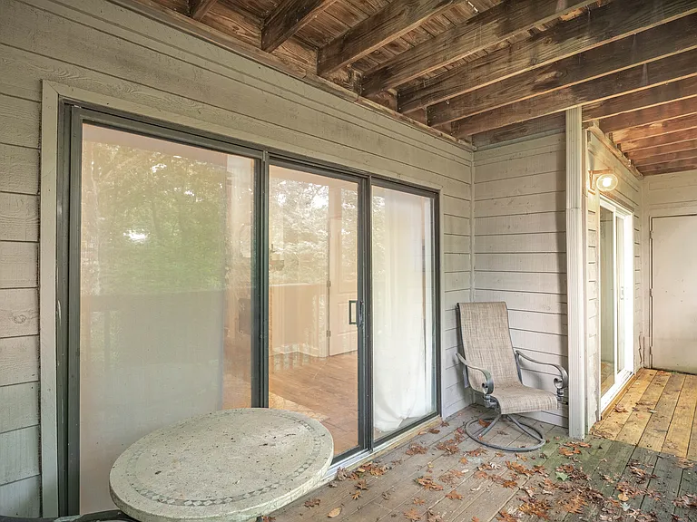 323 Edgewater Ln — Photo 13