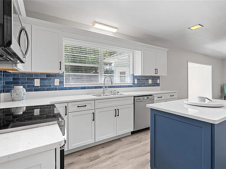 121 NW 29th St — Photo 12