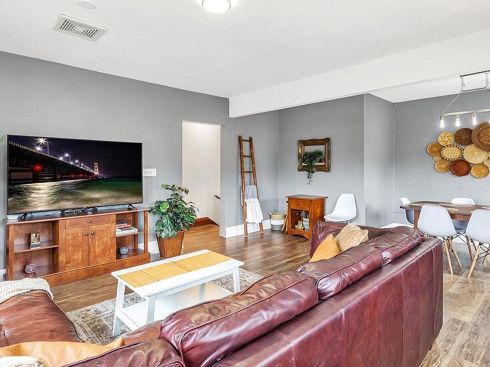 1st image of 3041 N Oakland AVENUE #3043