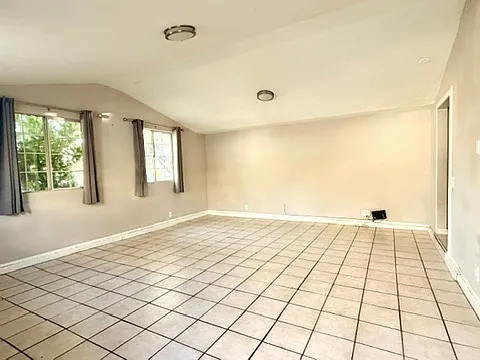 Studio, 600 sqft, $1,795 — Photo 3